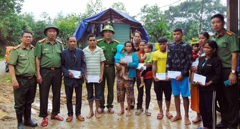 Báo CAND cùng các nhà hảo tâm hỗ trợ người dân vùng bị thiên tai Quảng Nam