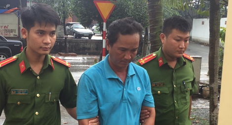 Bắt tài xế xe ben bỏ chạy, cố tình tông xe CSGT