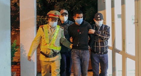 CSGT bắt đối tượng trốn truy nã giấu mình trên container