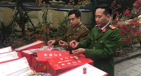 Bắt giữ hơn 10 tấn bánh kẹo lậu ở Hà Nội