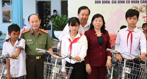 San sẻ mùa xuân đến với người dân khó khăn huyện Bến Lức