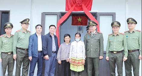 Những ngôi nhà nặng nghĩa tình nơi biên giới