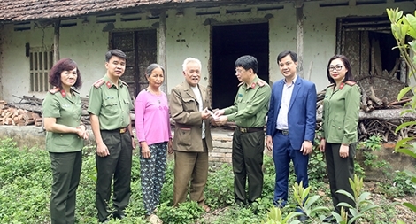 Tặng đồng bào nghèo huyện Tam Đảo 200 suất quà