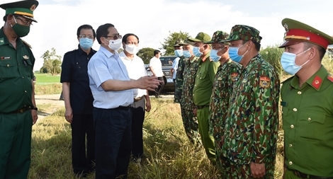 Thủ tướng thị sát biên giới Tây Nam, động viên lực lượng tuyến đầu chống dịch