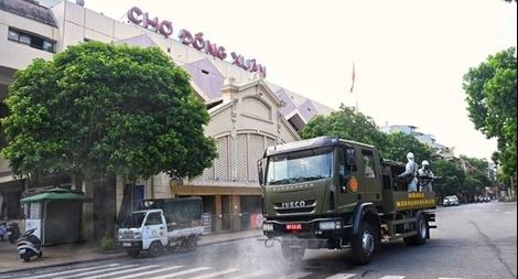 Phun khử khuẩn phố cổ Hà Nội