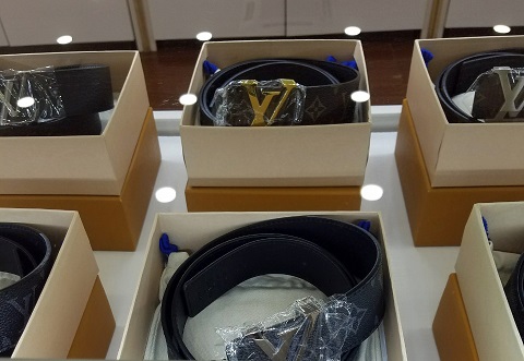 Phạt 437,5 triệu đồng về hành vi bán hàng cấm, giả mạo nhãn hiệu 