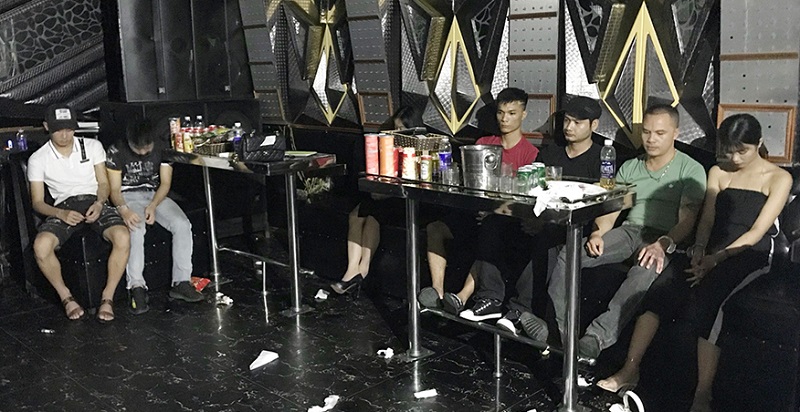 Tổ chức sinh nhật bằng 'tiệc ma túy' trong quán karaoke