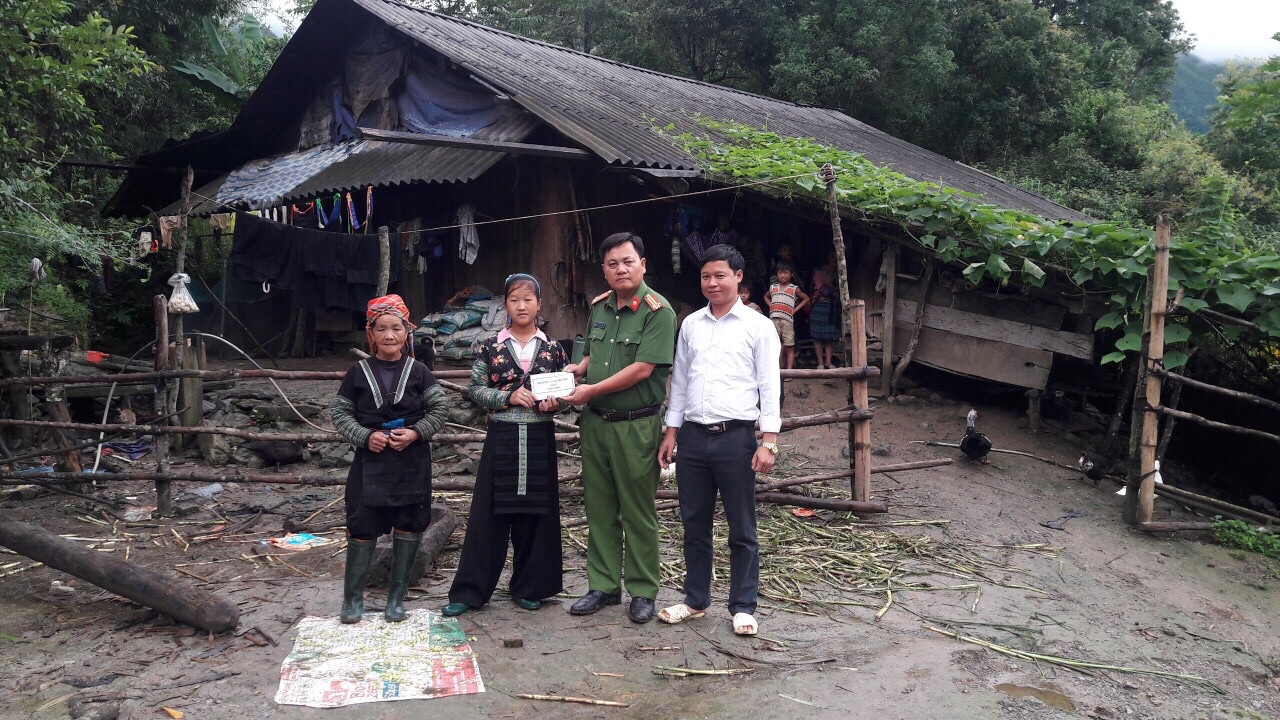 Trao tiền cho gia đình nạn nhân vụ 9 người chết đuối trên sông Hồng ở Lào Cai