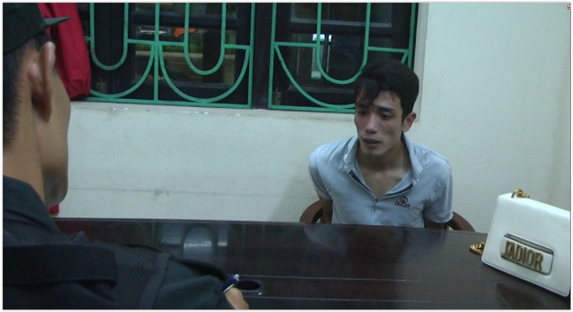 Mang dùi cui đi cướp giật túi xách