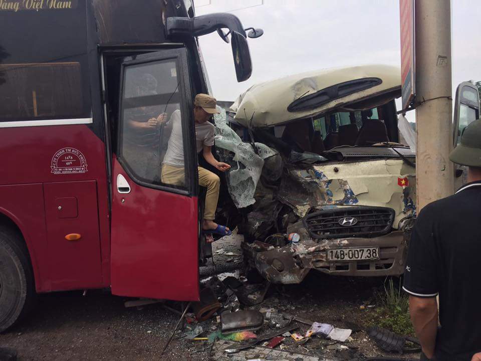 Hai xe khách "đấu đầu" tại Quảng Ninh