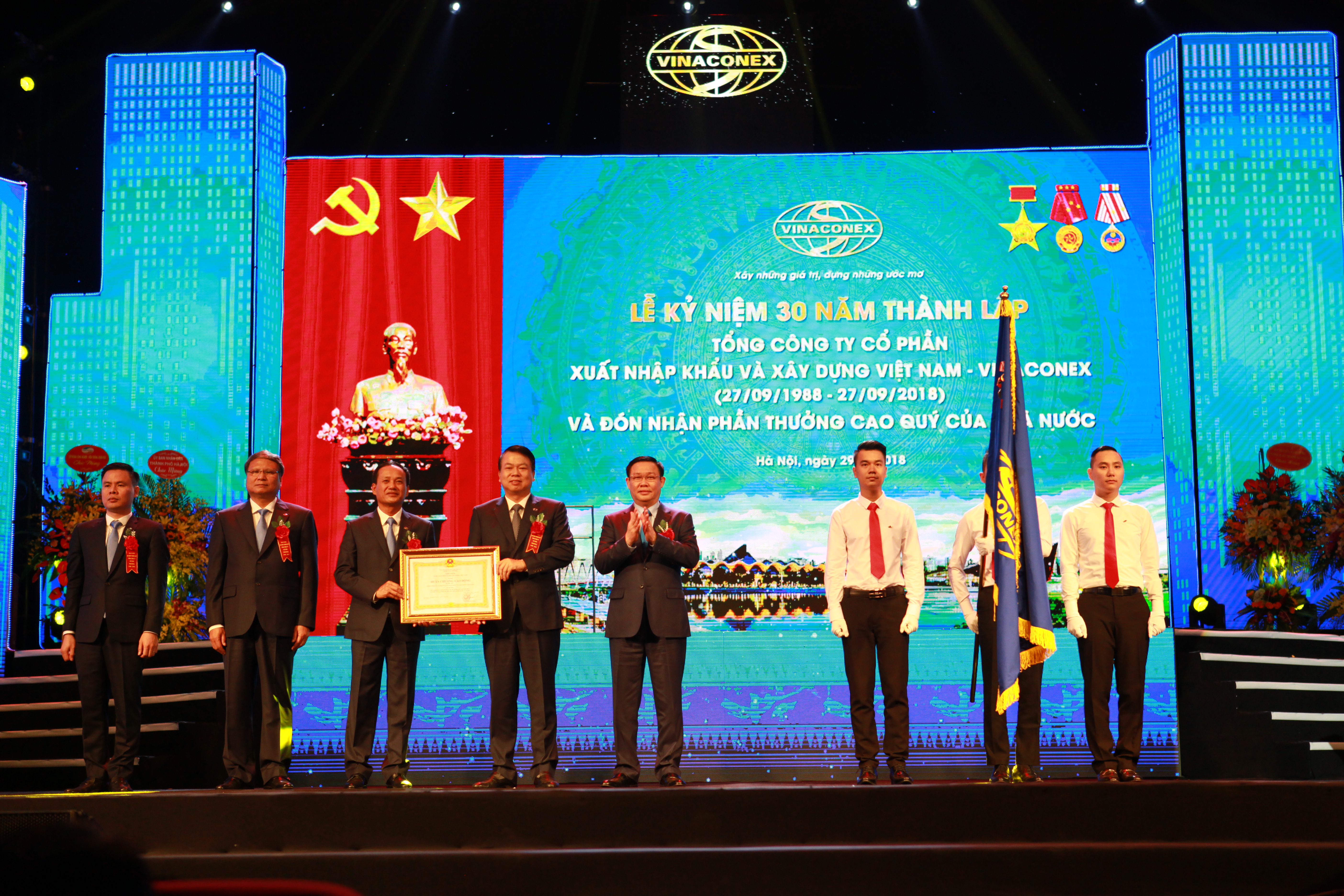 Vinaconex đón nhận Huân chương Lao động hạng Ba