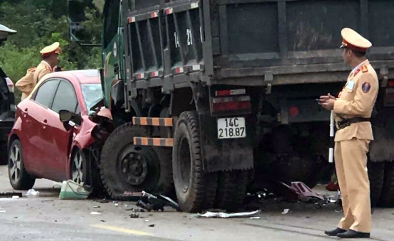    2 xe ô tô “đấu đầu”, 3 người bị thương 