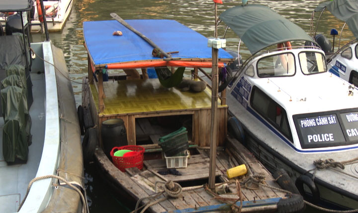 Xử lý nghiêm phương tiện đeo bám bán hàng rong trên vịnh Hạ Long