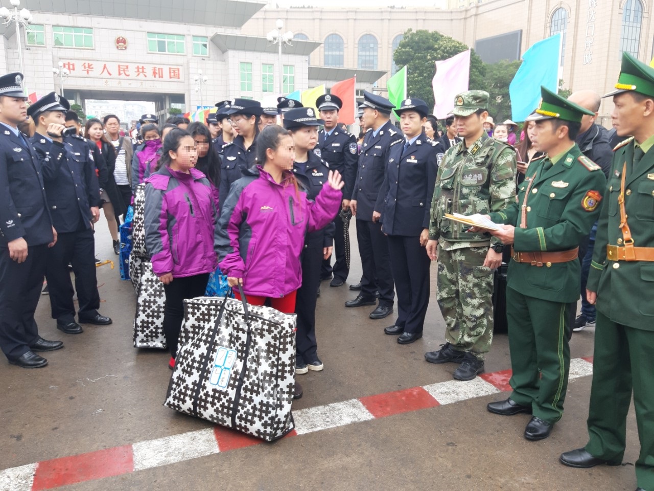 	Bàn giao 8 nạn nhân bị lừa bán sang Trung Quốc cho Tổ chức Rồng Xanh