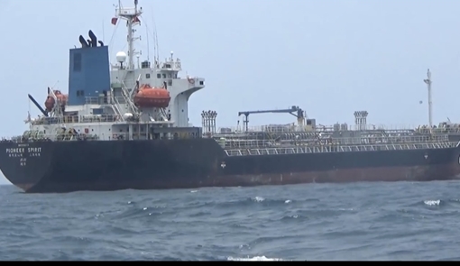 Bắt quả tang tàu nước ngoài sang mạn xăng trái phép trên biển