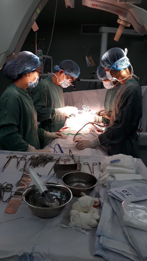 Cứu sống bệnh nhân bị 5 vết dao thủng tim