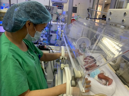 Sức khỏe bé sinh non con sản phụ ung thư vú giai đoạn cuối tiến triển thuận lợi 