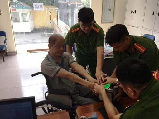 Công an đưa thương binh đến tận trụ sở làm thủ tục cấp căn cước