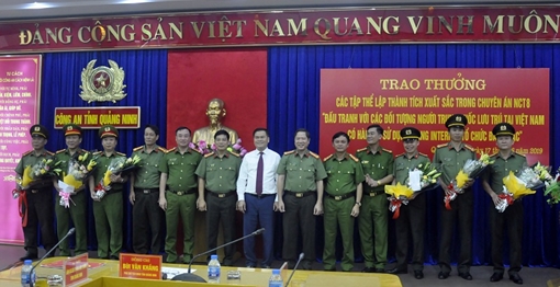 Khen thưởng các đơn vị phá chuyên án đánh bạc trên mạng ở Quảng Ninh