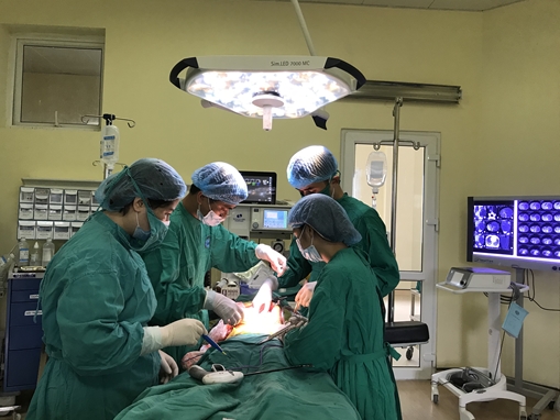 Bé gái 6 tuổi mang khối u thận 2kg