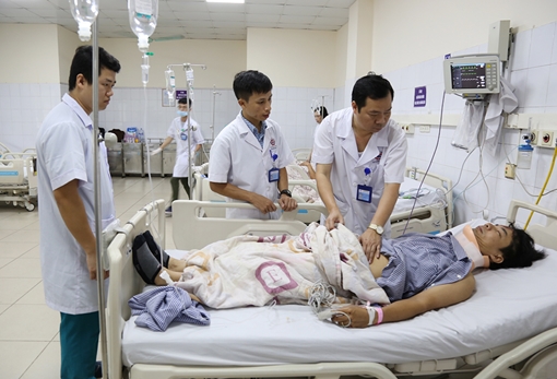 Xe khách nổ lốp tông liên hoàn, 2 người tử vong