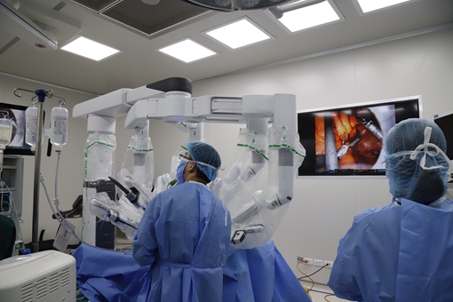 Đưa Robot  hiện đại nhất thế giới vào phẫu thuật nội soi cho người bệnh ung thư