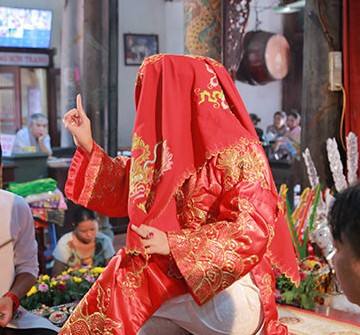 Cứa cổ anh rể cũ khi đang hầu đồng vì mâu thuẫn cũ