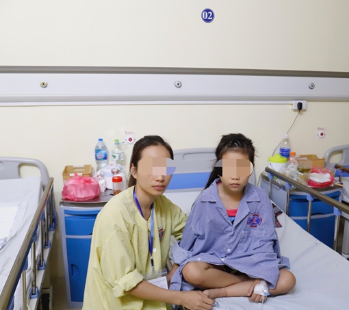 "Phép mầu" đến với bé gái 5 tuổi suýt bị liệt đôi chân