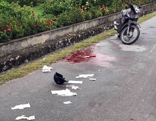 Người phụ nữ nằm gục trên cầu Bãi Cháy cạnh hai con dao