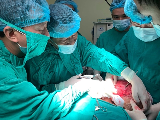 Mang khối u tuyến giáp 3,2kg suốt 20 năm