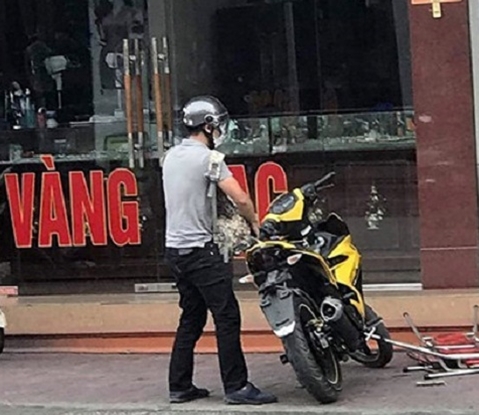 Xe bán tải tông vào tên cướp tiệm vàng, hàng trăm triệu đồng văng trên đường