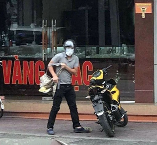 Đối tượng dùng súng uy hiếp cướp tiệm vàng Lương Oanh ra đầu thú