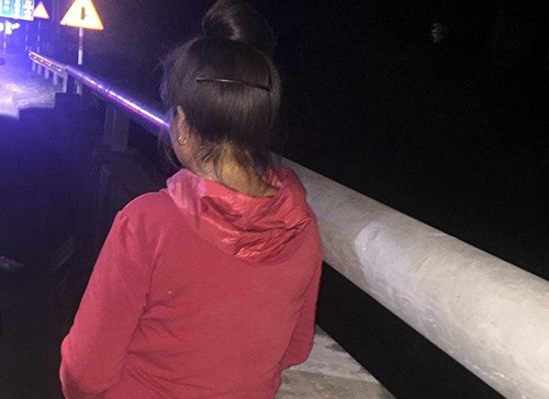 Cô gái định nhảy cầu tự tử vì đi làm 3 tháng không có lương