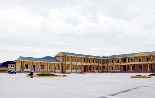 Nghịch bình xịt hơi cay, bé trai khiến 9 bạn học nhập viện