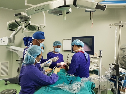 Rút 6kg mỡ và da bằng kỹ thuật "thu nhỏ thành bụng siêu khủng" 