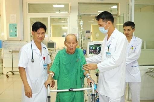 Phẫu thuật phổi thành công cho cụ ông 90 tuổi