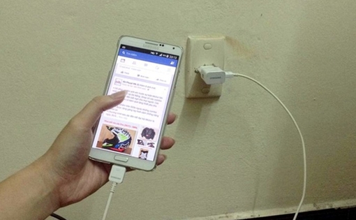 Thiếu niên 16 tuổi phải cắt cụt tay do nổ điện thoại trong lúc sạc