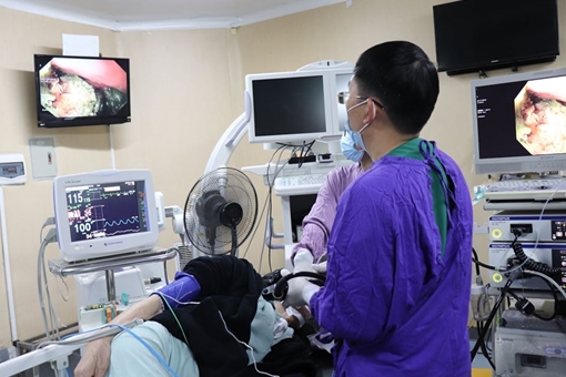 Ăn hồng ngâm khi đang uống thuốc Đông y, cụ ông nhập viện 