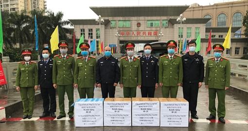 Công an Móng Cái tặng 10 nghìn khẩu trang cho Công an Đông Hưng, (Trung Quốc)