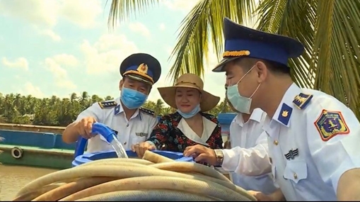 Cảnh sát biển ủng hộ hơn 3 triệu lít nước ngọt cho bà con miền Tây