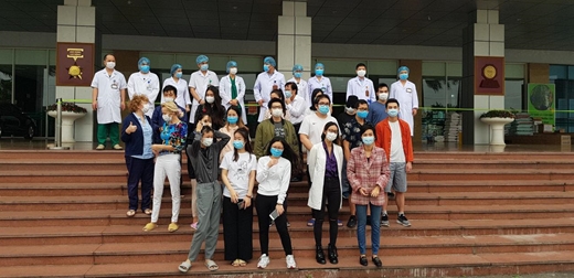 4 bệnh nhân nặng tiến triển tốt, thưởng các bác sỹ tuyến đầu