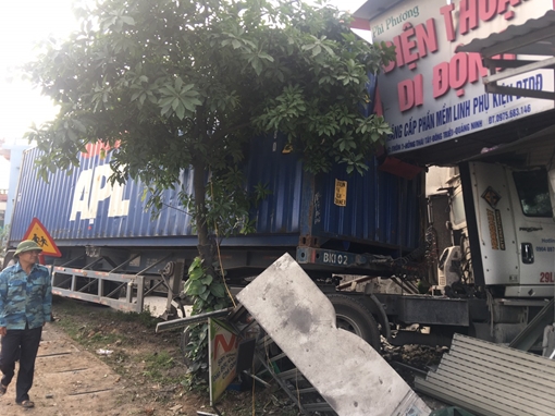 Ngủ gật, tài xế container đâm gãy cột điện, sập quán 
