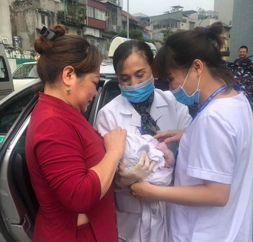Tắc đường, CDC Hà Nội đỡ đẻ cho sản phụ ngay trên taxi