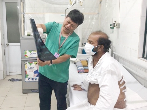 Cứu nhiều người bệnh ngoại quốc “mắc kẹt” ở Việt Nam vì COVID-19