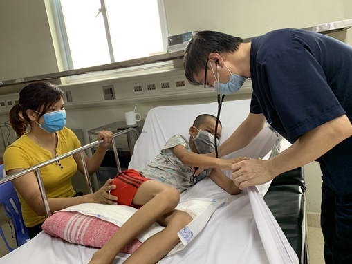 Không tiêm phòng đúng lịch, bé trai 10 tuổi bị viêm não Nhật Bản phải thở máy