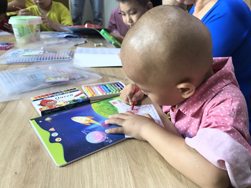 Những em bé chiến đấu với ung thư đi học trong Bệnh viện K