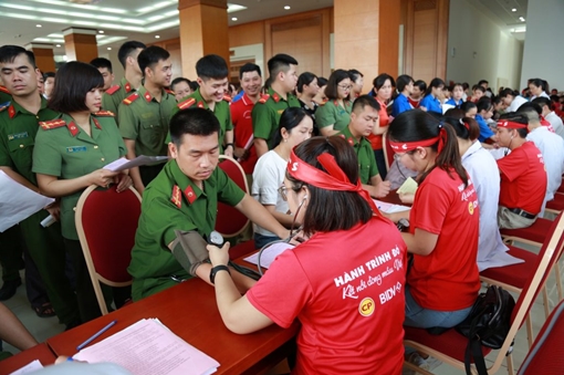 Hàng trăm CBCS Công an hiến máu trong ngày hội "Giọt hồng miền non nước"