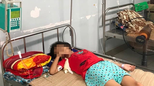 Mua nước ở cổng trường bị đưa nhầm chai axit, bé gái 11 tuổi nguy kịch