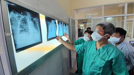 Dốc toàn lực cứu các bệnh nhân COVID-19 nặng