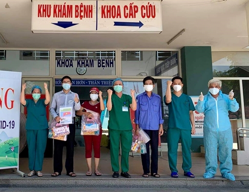 Bệnh nhân chạy thận nhân tạo cùng 10 người điều trị khỏi COVID-19